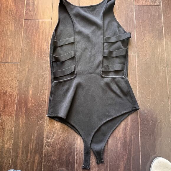 Bebe black ribbed knit V-neck tank top bodysuit M strappy cut-outs on the sides - Picture 3 of 7